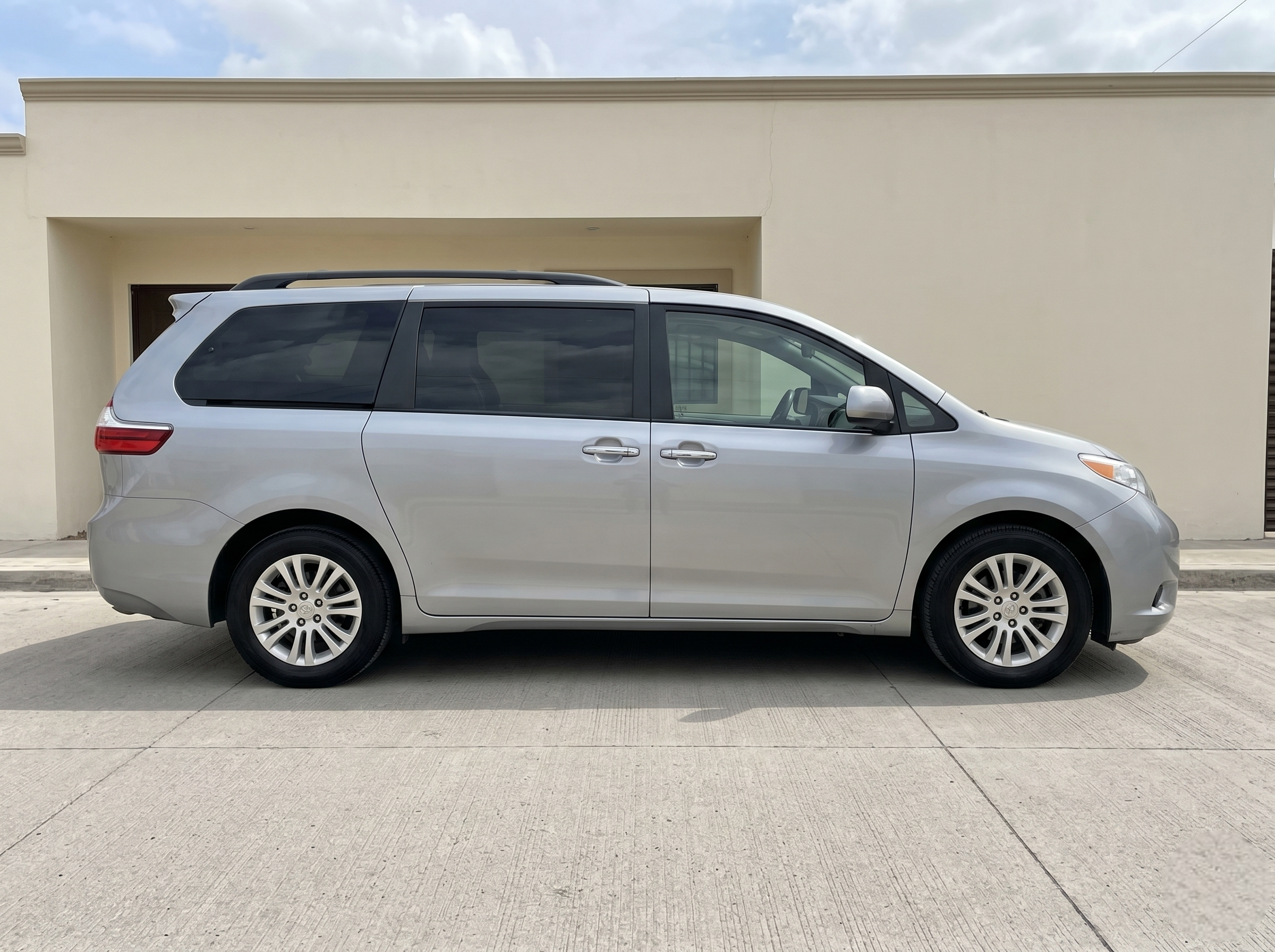 Toyota Sienna vista frontal